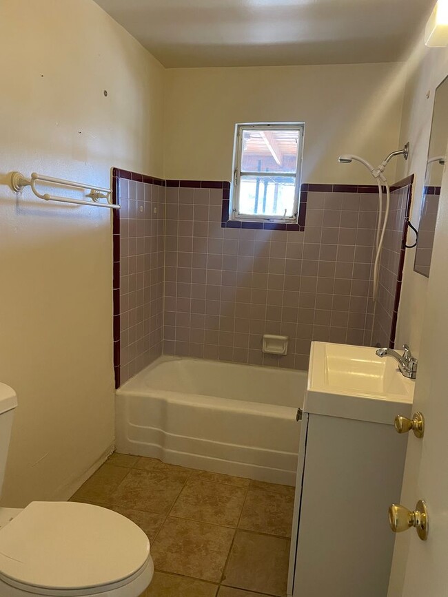 Building Photo - Lovely 3 Bedroom House with Stunning Mount...