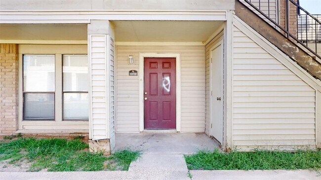 Building Photo - 1005 Spring Loop