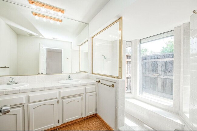 Building Photo - 6376 N Forestiere Ave