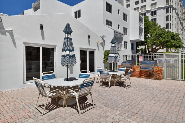 Building Photo - 2850 NE 14th St