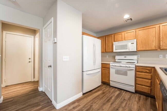 Building Photo - 3 BEDROOM HOUSE WITH OPEN FLOOR PLAN !!