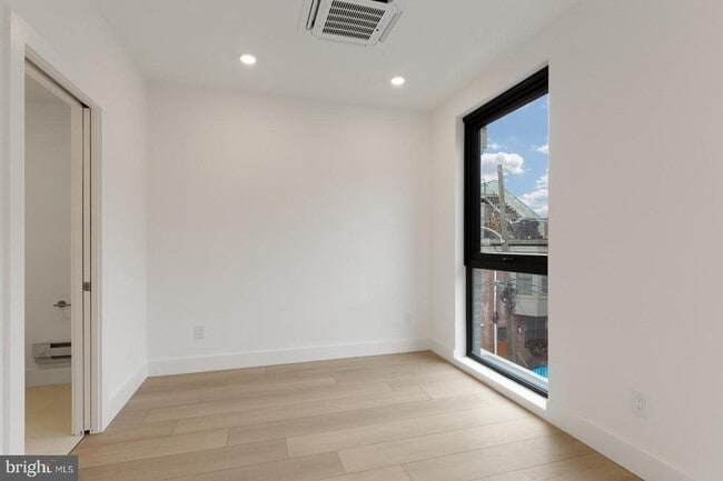 Building Photo - 2007 Cambridge St