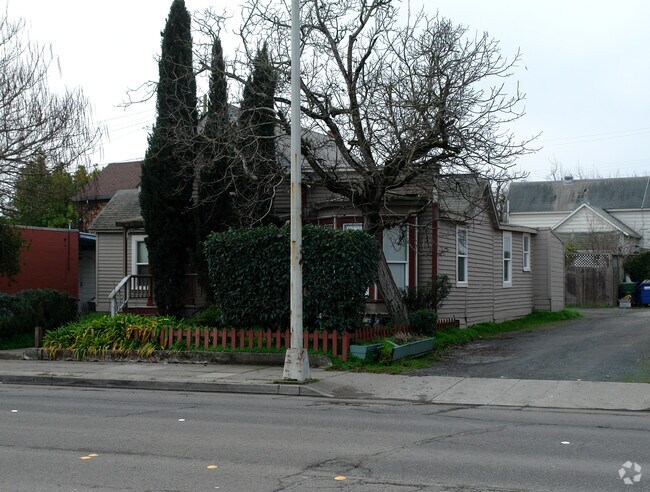 Building Photo - 308 S Petaluma Blvd
