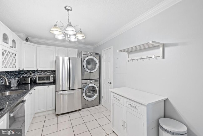 Building Photo - 203 Yoakum Pkwy