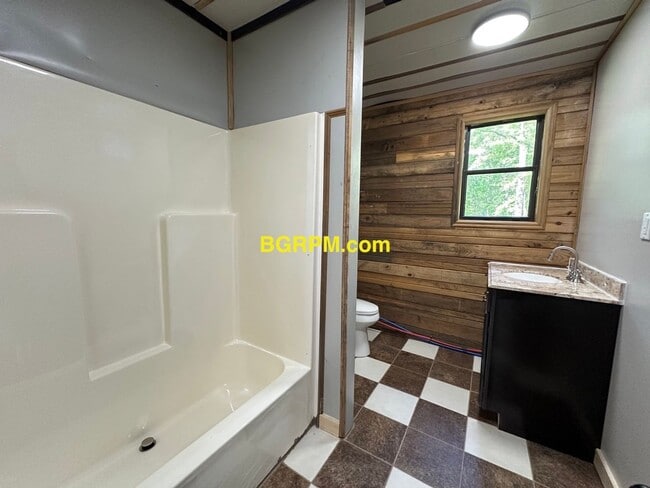 Building Photo - 3 Bed 2 Bath