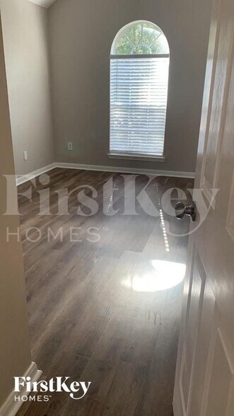 Building Photo - 902 Rock Springs Dr