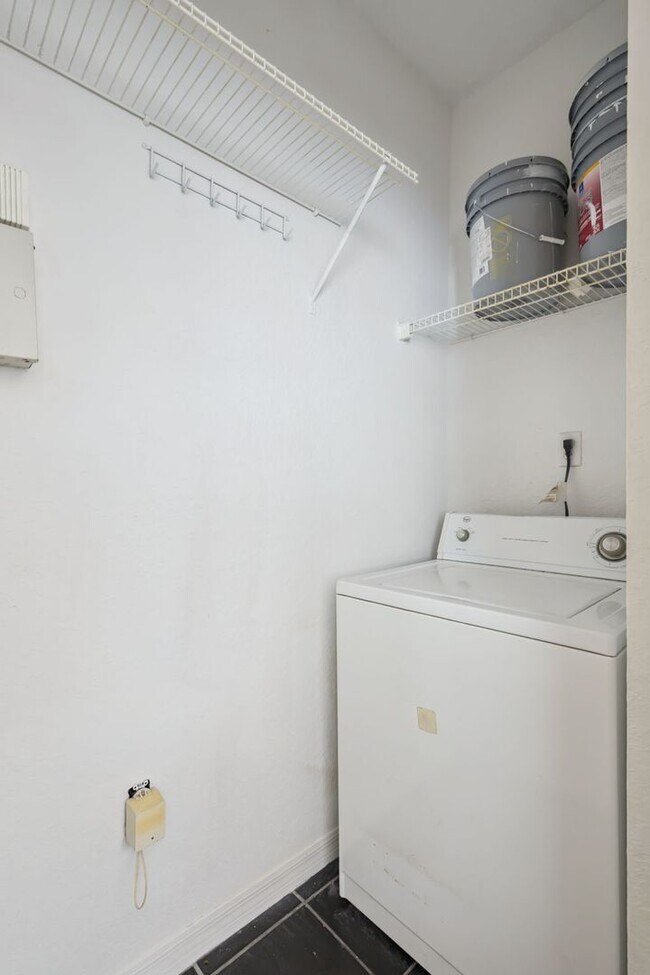 Building Photo - 6071 Westgate Dr