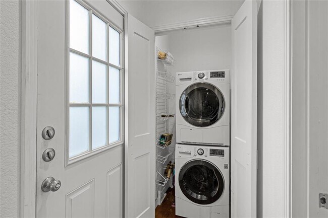 Building Photo - 713 E 45th St