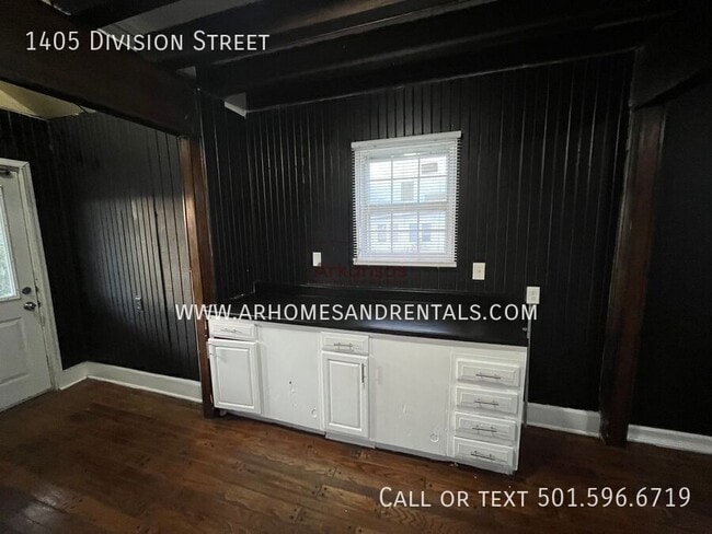 Building Photo - 1405 Division St