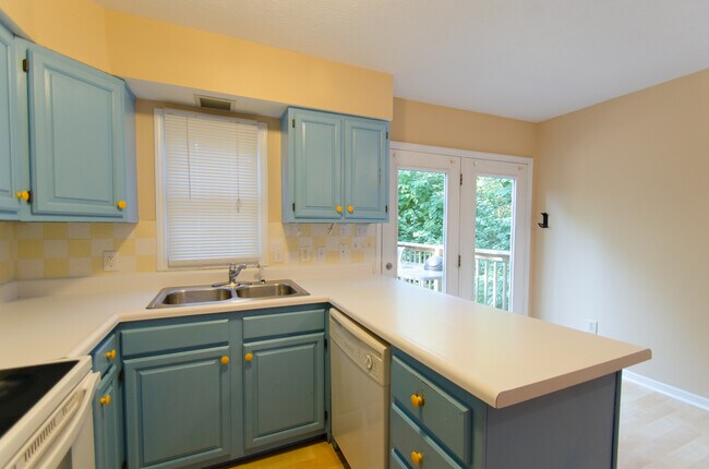 Building Photo - 4 bedroom, 2.5 bath: Available August 2026
