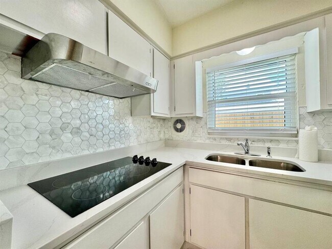 Building Photo - 533 Yelvington Ave