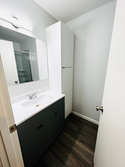 Bathroom with storage - 1316 E 25th Ter