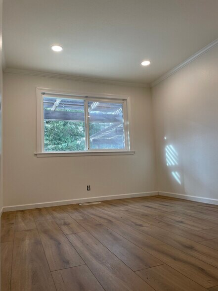 Building Photo - 717 Navaronne Way