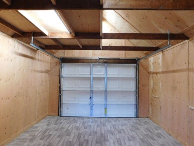 Building Photo - 3Bd/1Ba Two Story House w/ Basement - Avai...