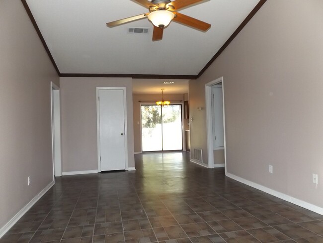 Building Photo - Spacious 2/1.5 Duplex in Bellview with Gar...