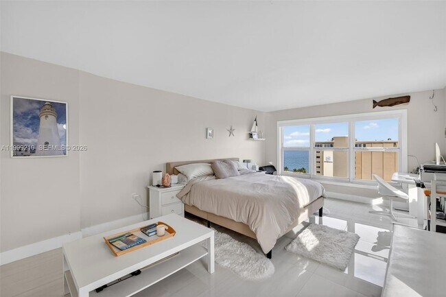 Building Photo - 3000 E Sunrise Blvd