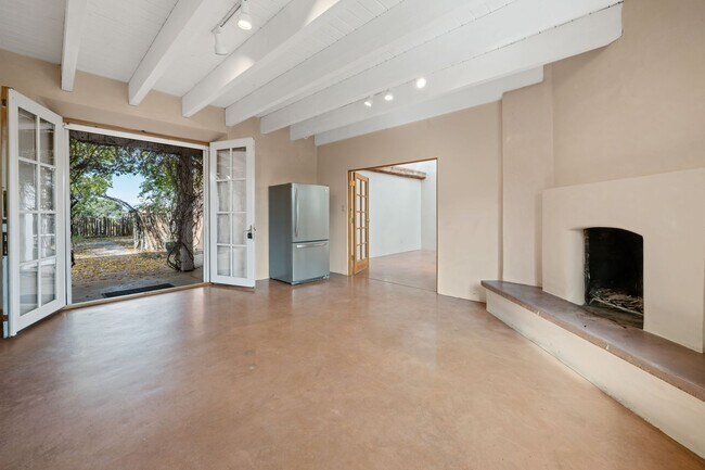 Building Photo - Rustic Loft-Style Home in Arroyo Hondo