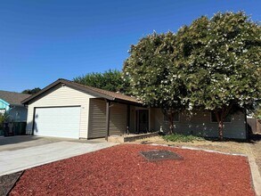 Building Photo - Elk Grove 3 Bed 2 Bath