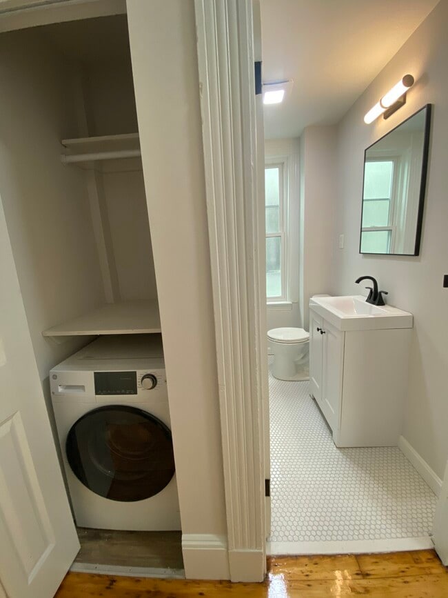 Building Photo - 18 Clary St