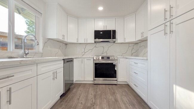 Building Photo - Updated Rambler in Prime Kirkland Location
