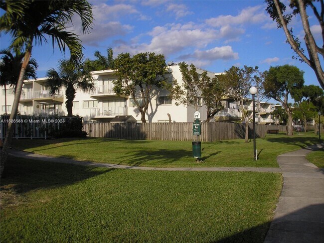 Building Photo - 7725 N Kendall Dr