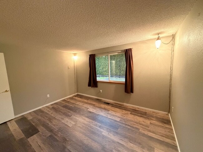 Building Photo - Private and quiet 3BD, 2 BA w/ 2 car garage near Fedrickson!