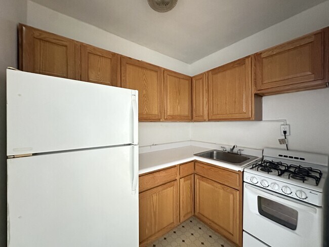 Building Photo - 716 W Belmont