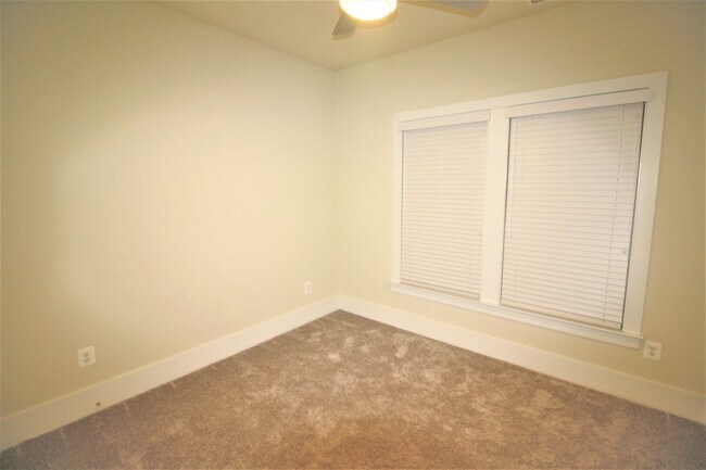 Building Photo - Elegant 3 Bedroom 2 Full 2 Half Bath Townhome in Ashburn