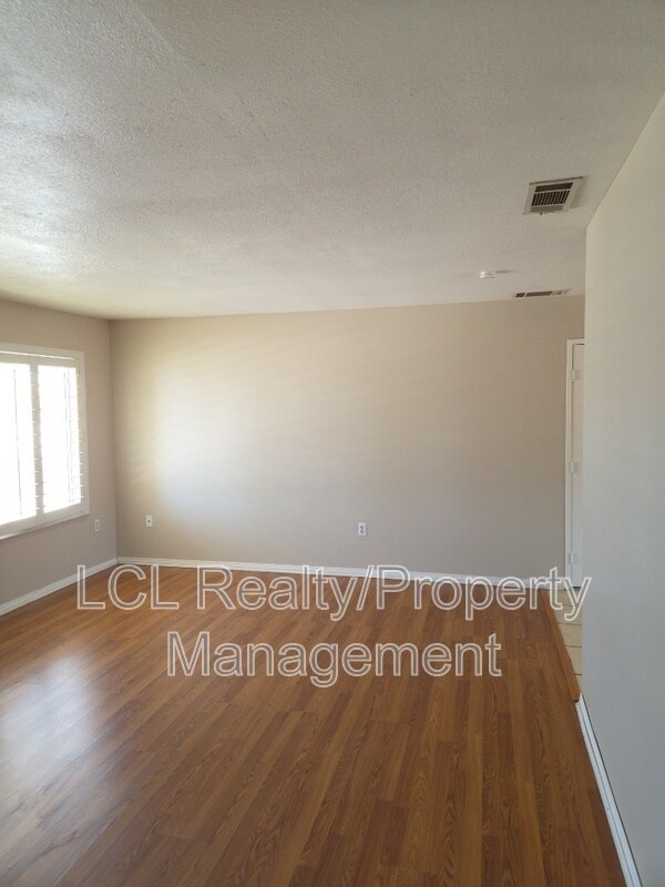 Building Photo - 26340 Harrisburg Dr