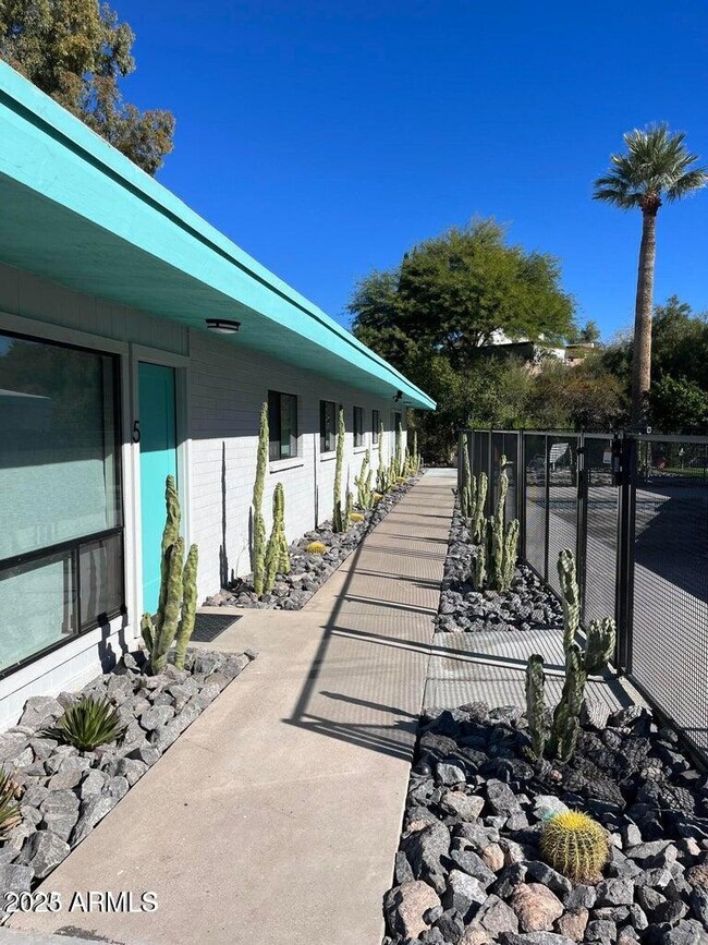 Building Photo - 7440 E Cave Creek Rd