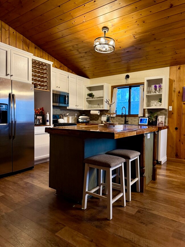 Building Photo - 27464 Meadow Dr