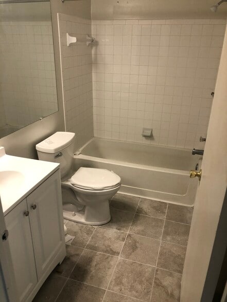 Upstairs full bathroom - 9619 Lambeth Ct
