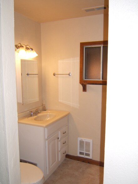 Building Photo - 106 Coates Ave