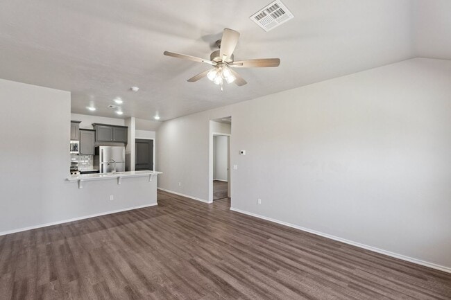 Building Photo - Beautiful 3 Bedroom, 2 Bath Home Close to Choctaw