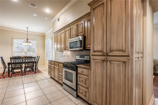 Building Photo - 2616 S Everest Ave