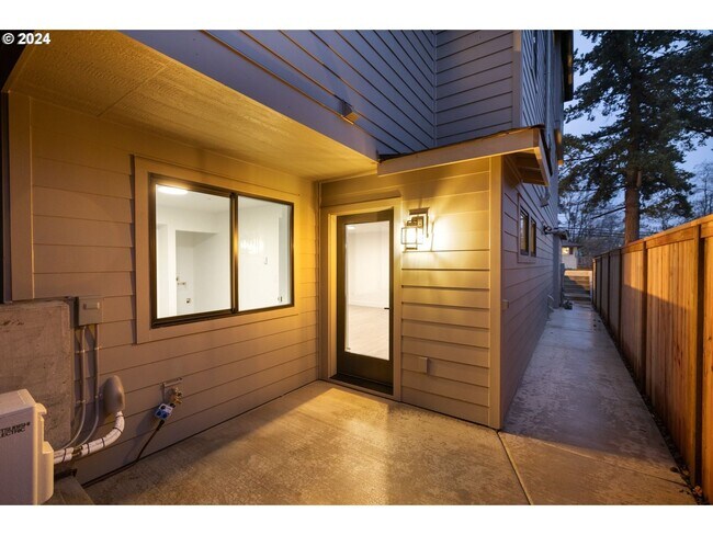 Building Photo - 617 SW Lobelia St