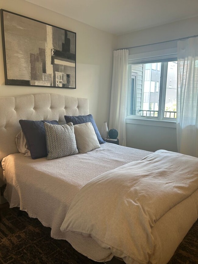 Building Photo - Gorgeous Fully Furnished 2BR/1BA Condo Ava...