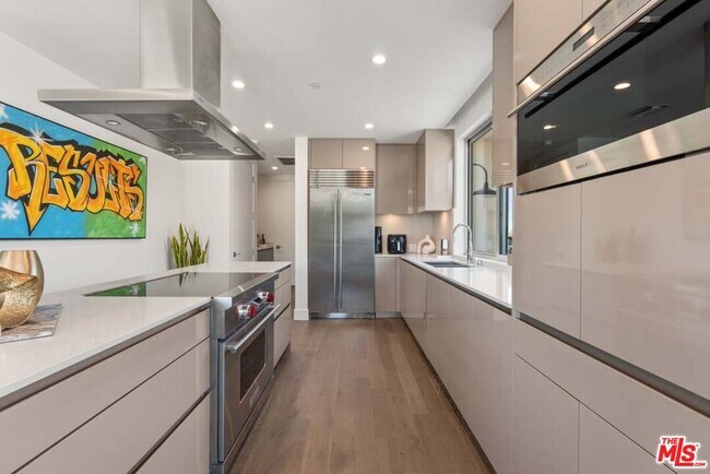 Building Photo - 728 N Sweetzer Ave