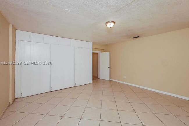 Building Photo - 623 W 63rd Dr