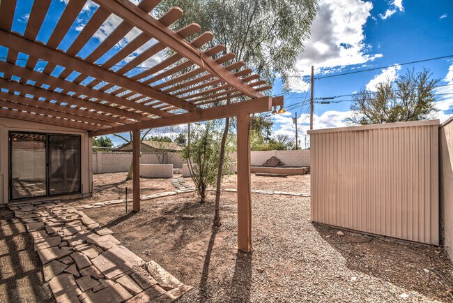 Building Photo - 2307 w whitton
