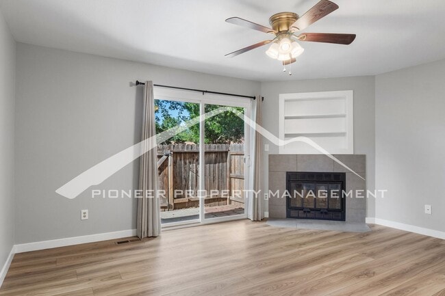Building Photo - Renovated 3-Level 2BR Townhouse w/ Garage ...