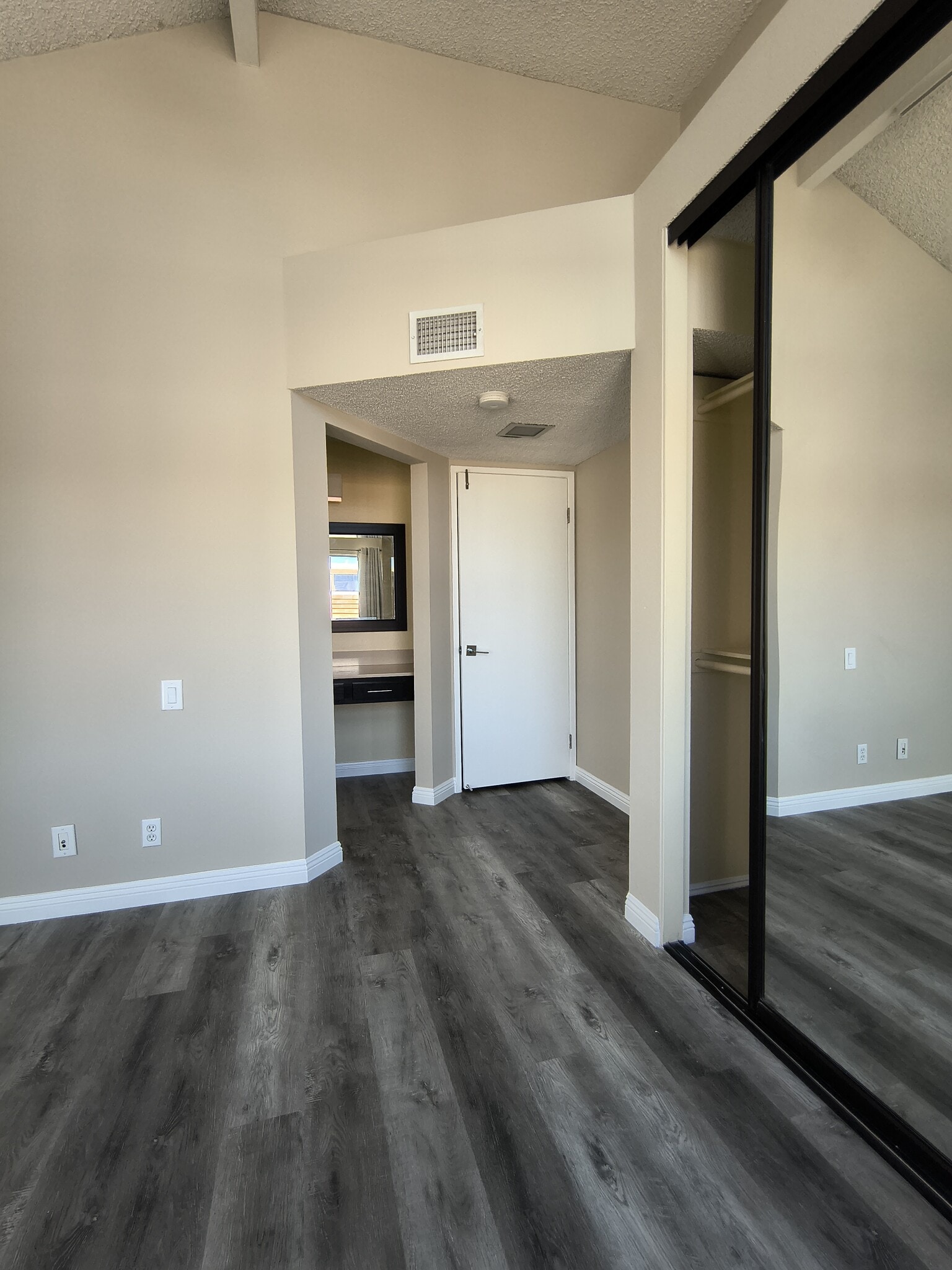 Building Photo - 13096 Le Parc