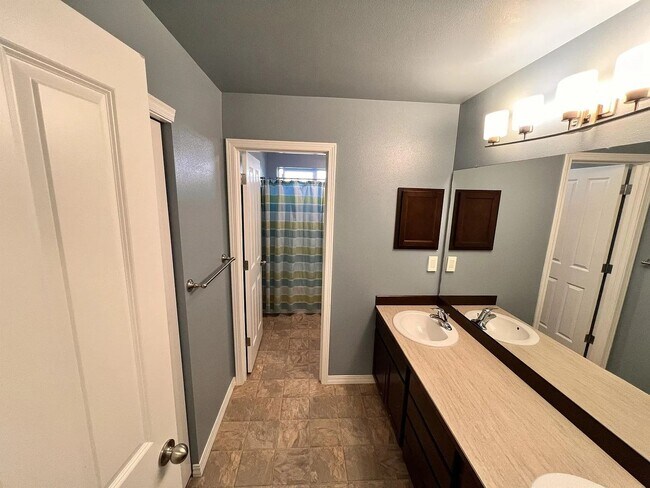 Building Photo - Beautiful Spacious 4bd 2bath Available Oct...