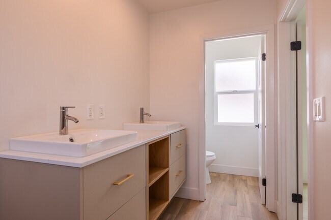 Building Photo - 17601 Hamlin St