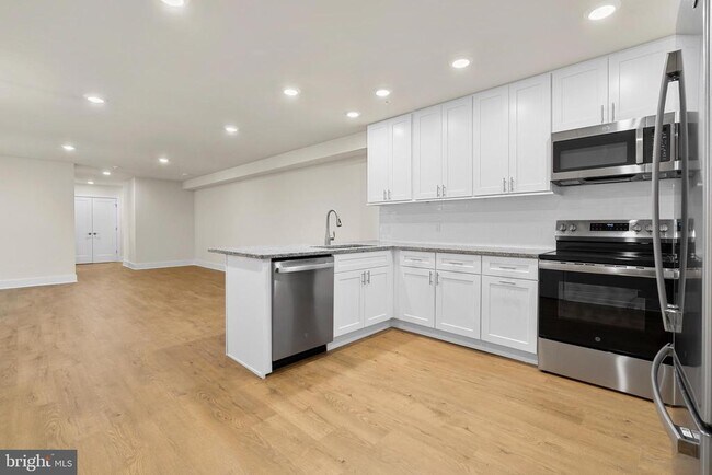 Building Photo - 30 W Broad St