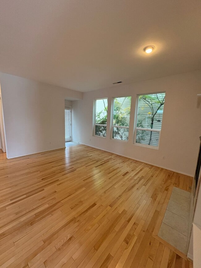 Building Photo - Available now- Beautiful like-new rental i...