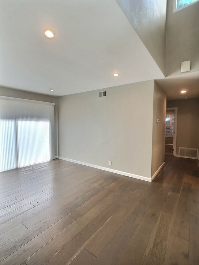 Building Photo - Dry Creek Village Townhouse!