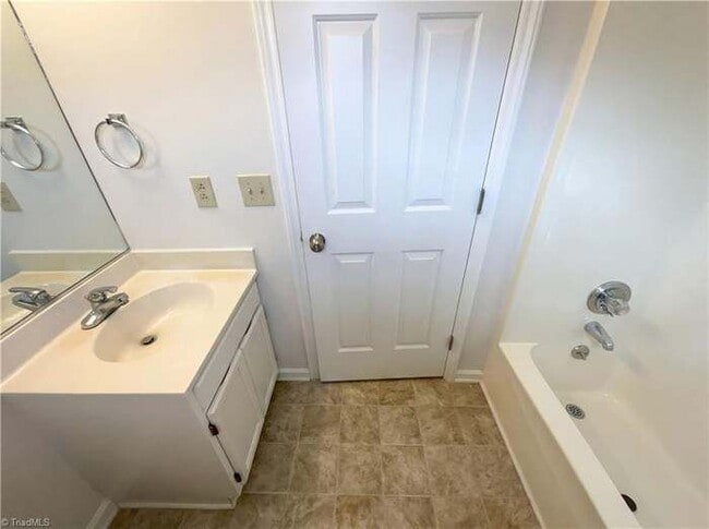 Building Photo - 119 Edgedale Ct