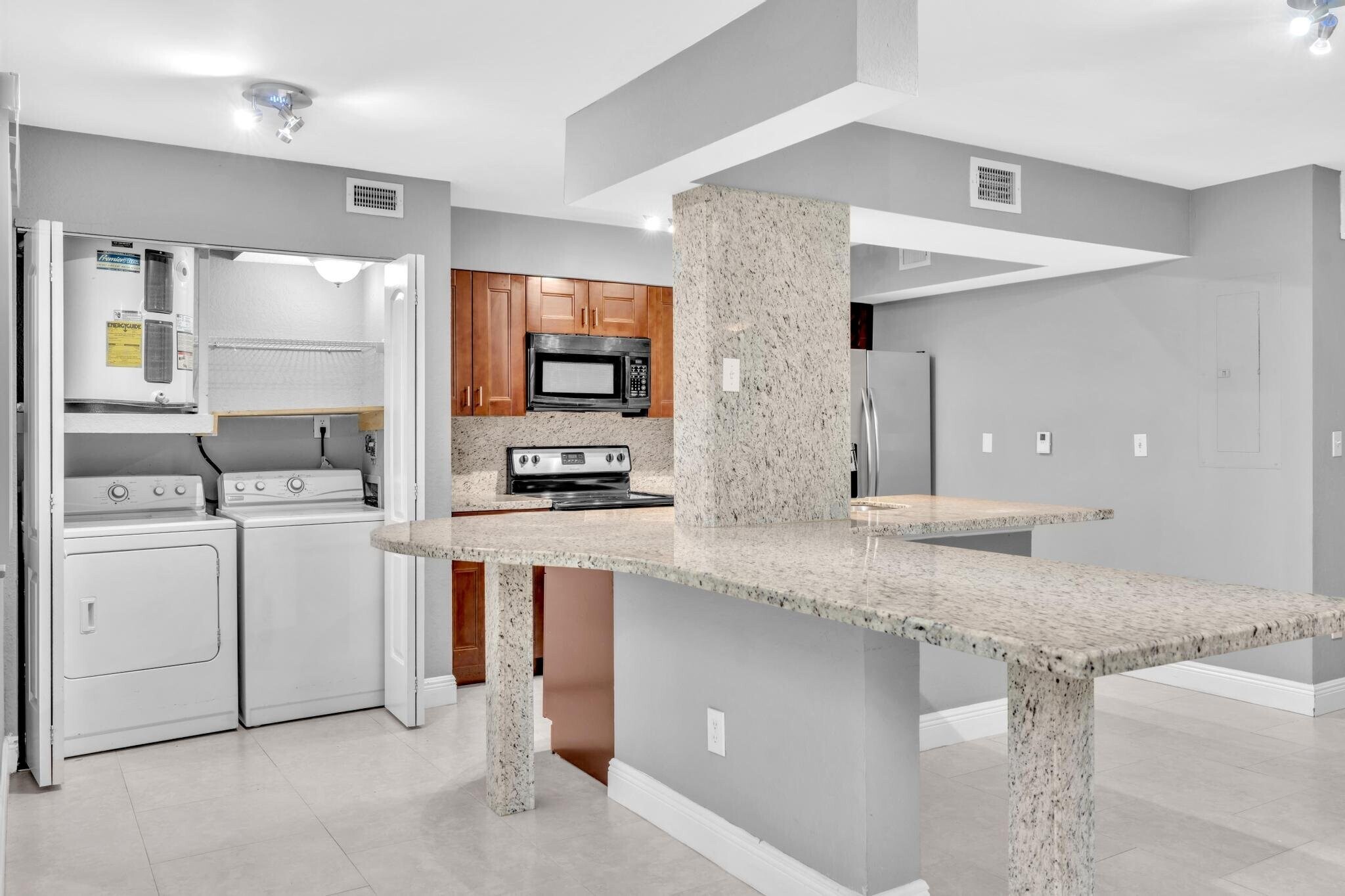 Building Photo - 2881 N Oakland Forest Dr