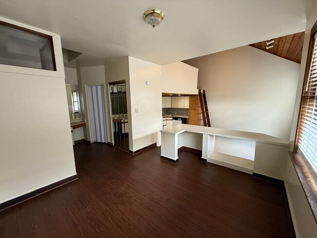 Building Photo - Cozy Efficiency with private backyard
